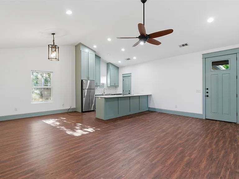 1731 W Elm St — Photo 3