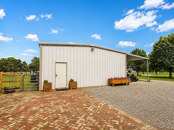 5th image of 251 Evelyn Rd