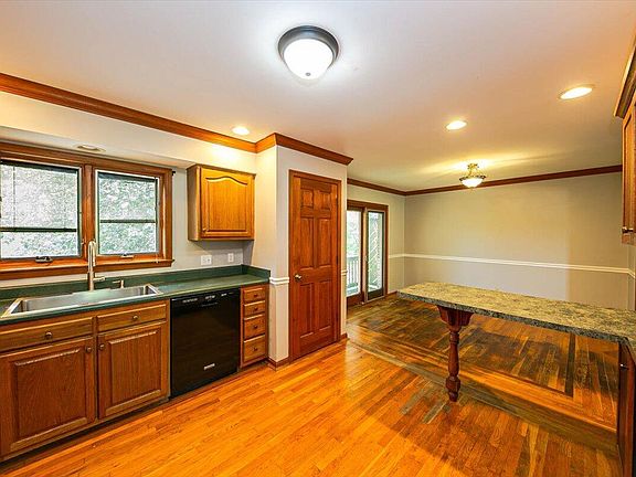 4th image of 3048 Parkdale Ct