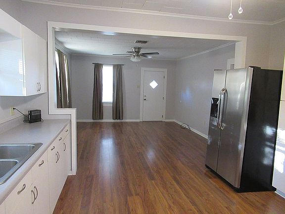 Kitchen looking into l/r