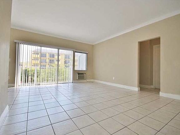 5th image of 2101 Normandy Dr APT 304