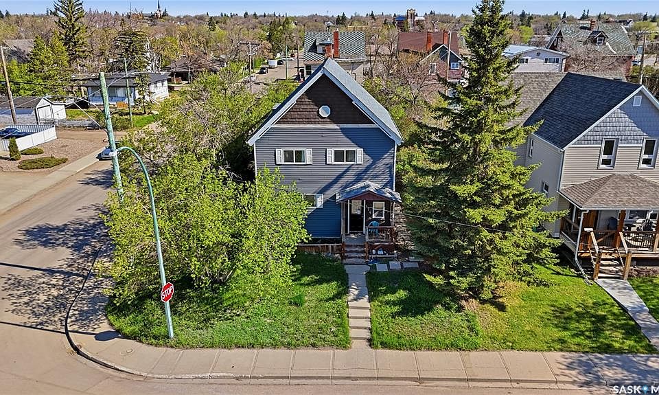 1st image of 174 Ominica STREET W