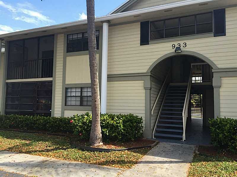 1st image of 933 NE 199th St APT 201