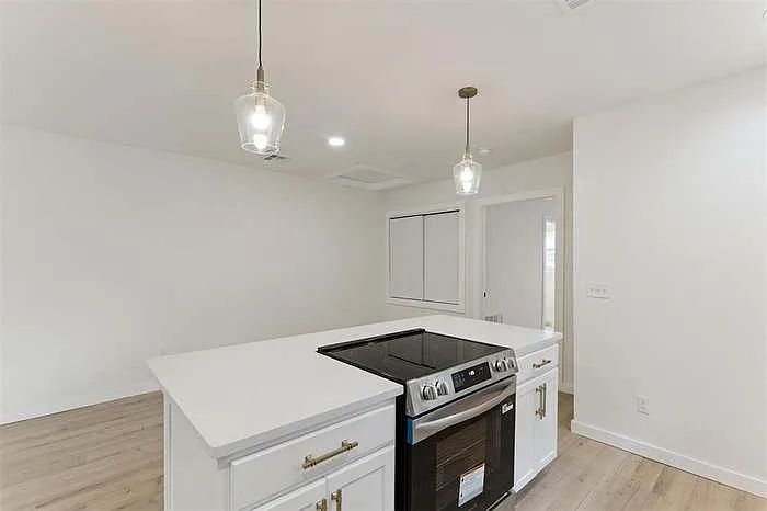 1 bed, 746 sqft, $1,200 — Photo 4