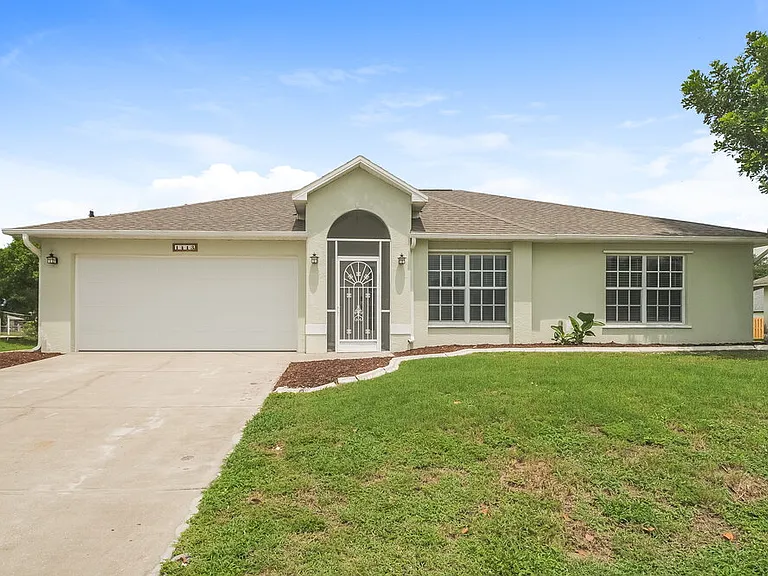 1413 SW 11th Pl — Photo 1