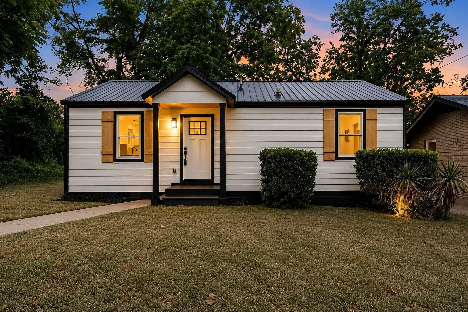 3 bed, 1.0 bath, 828 sqft, $2,200 — Photo 2