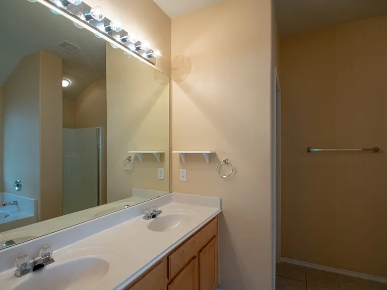 3725 Sapphire St — Photo 15