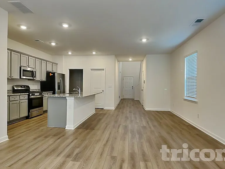 1940 Logan Ln — Photo 3