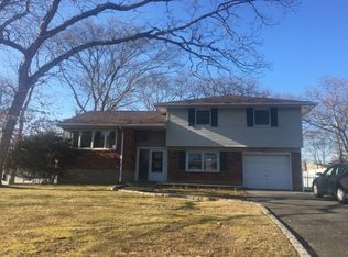 9 Carole Ln, East Islip, NY 11730