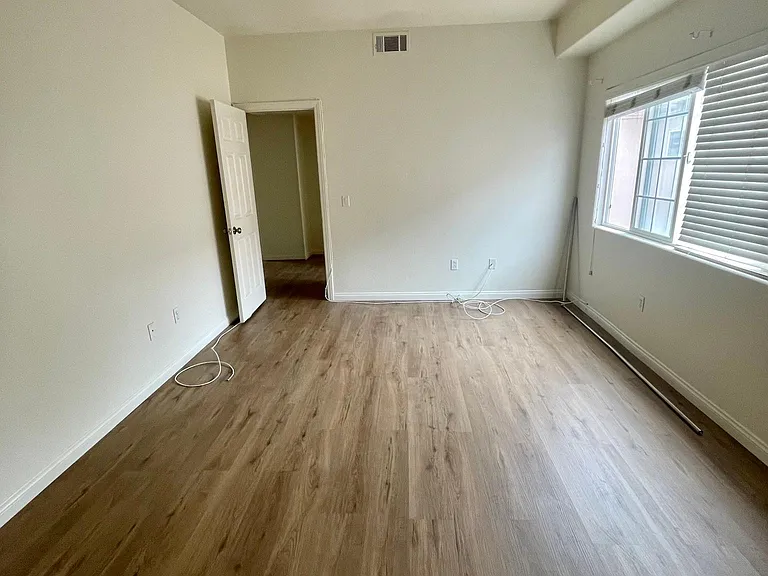 3953 Riviera Dr — Photo 10