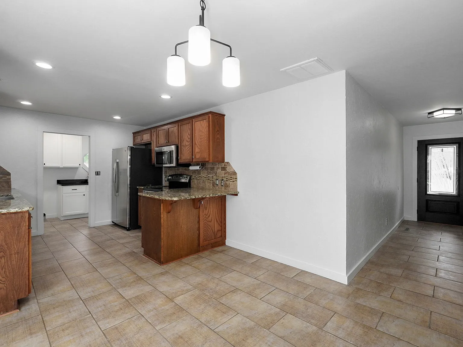 3 bed, $1,800 — Photo 4