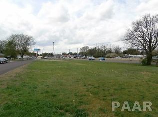 2807 Broadway St, Pekin, IL 61554