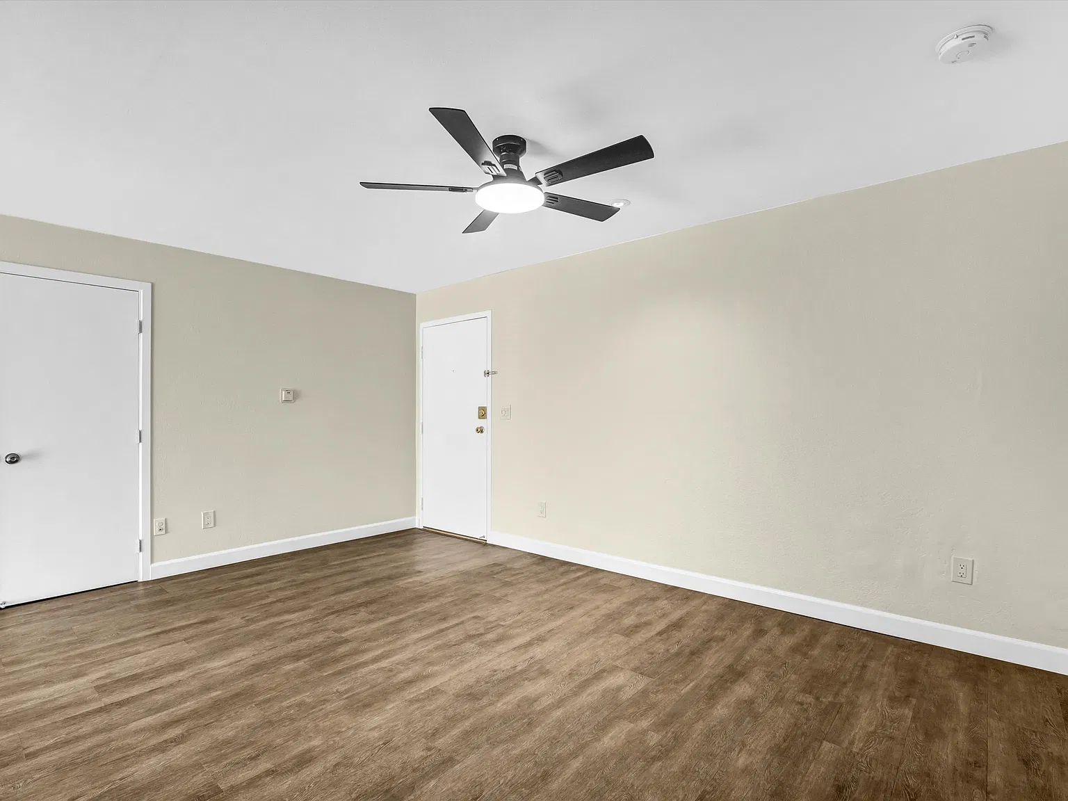 2 bed, 896 sqft, $2,299 — Photo 3