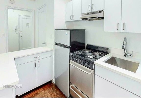 3rd image of 140 E 46th St Penthouse 8W