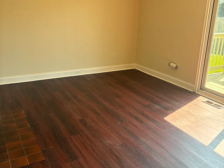 385 Riviera Ct — Photo 2