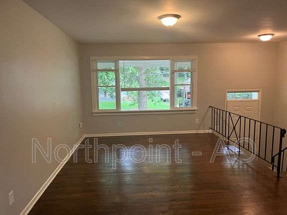 3rd image of 484 Camelot Pkwy