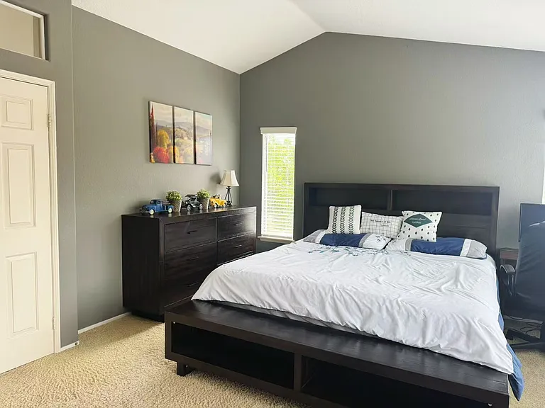 Master Bedroom (Upstairs)