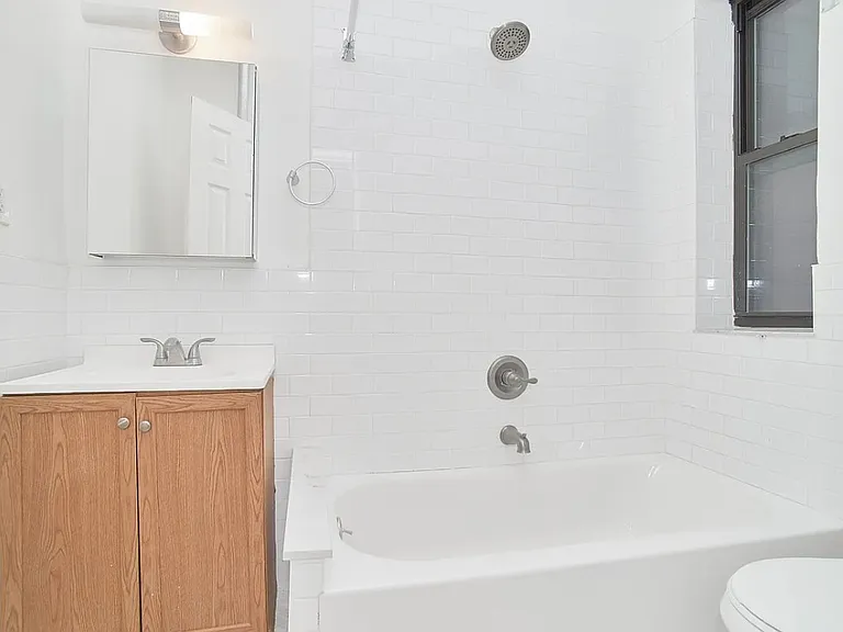 2 Ellwood St #6R — Photo 7