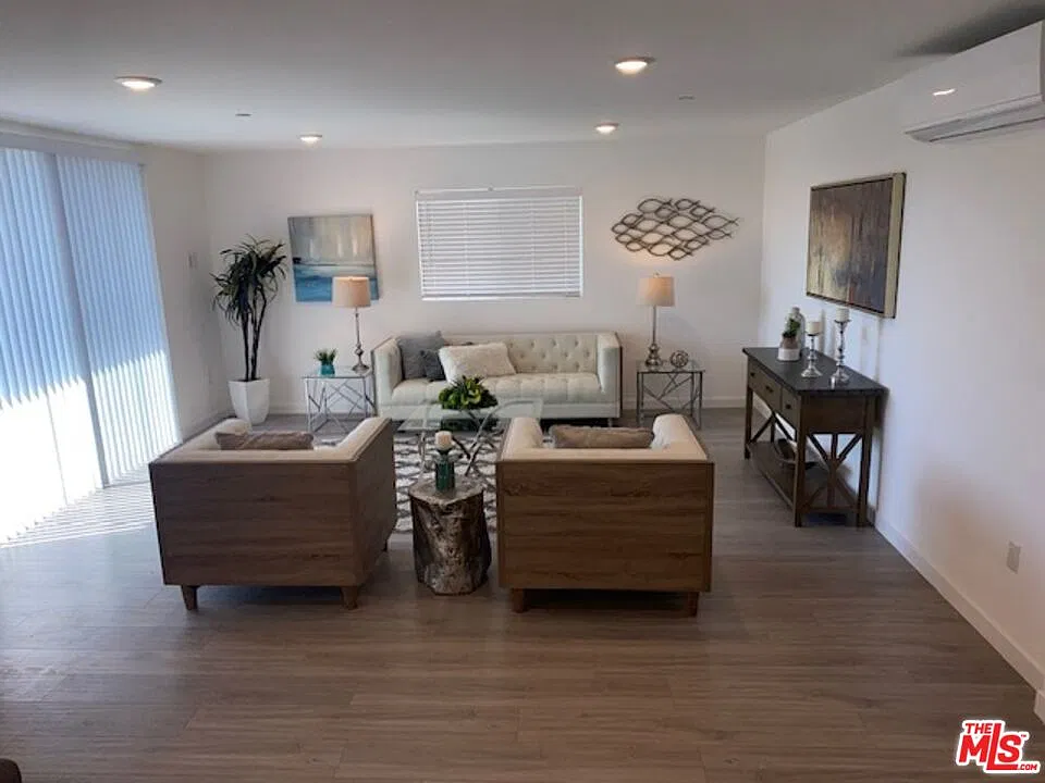 3 bed, 1.0 bath, 1261 sqft, $5,900 — Photo 3