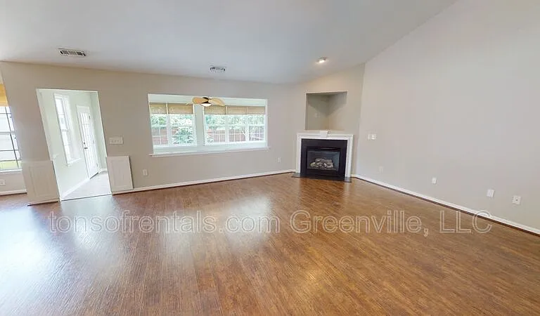 210 Grimes Dr — Photo 2