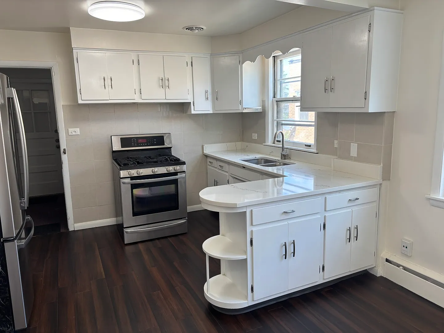 2 bed, 800 sqft, $1,900 — Photo 3