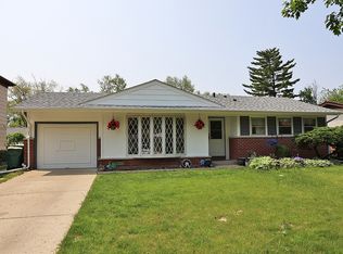 133 Crest Ave, Elk Grove Village, IL 60007