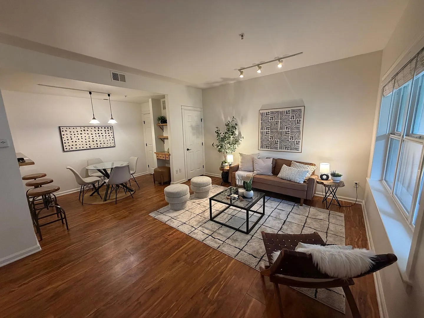 Bright & Modern 2 Bed / 2 Bath Condo — Photo 3