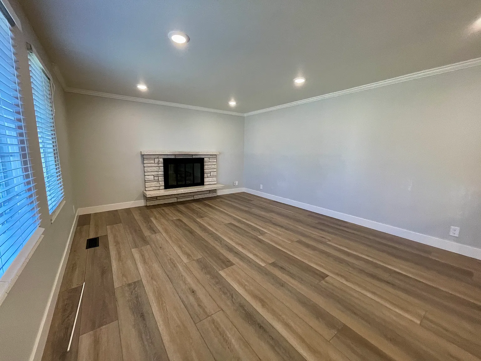 5 bed, 2.5 bath, 2555 sqft, $2,600 — Photo 2