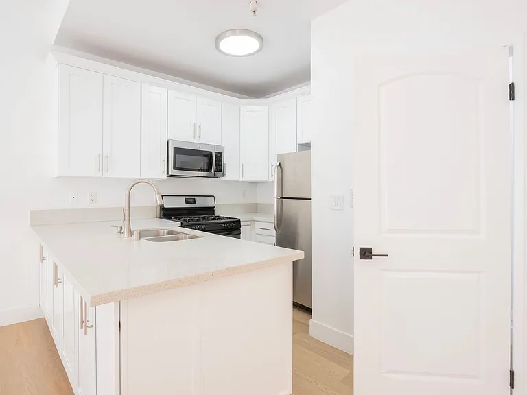 1752 N Kingsley Dr. — Photo 15