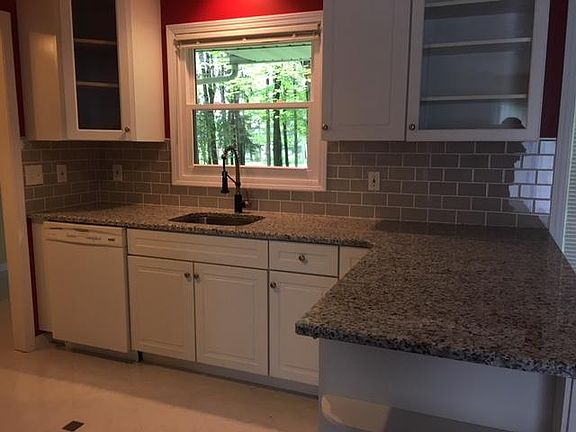 Granite counters, tiled backsplash and Kraftmaid cabinets