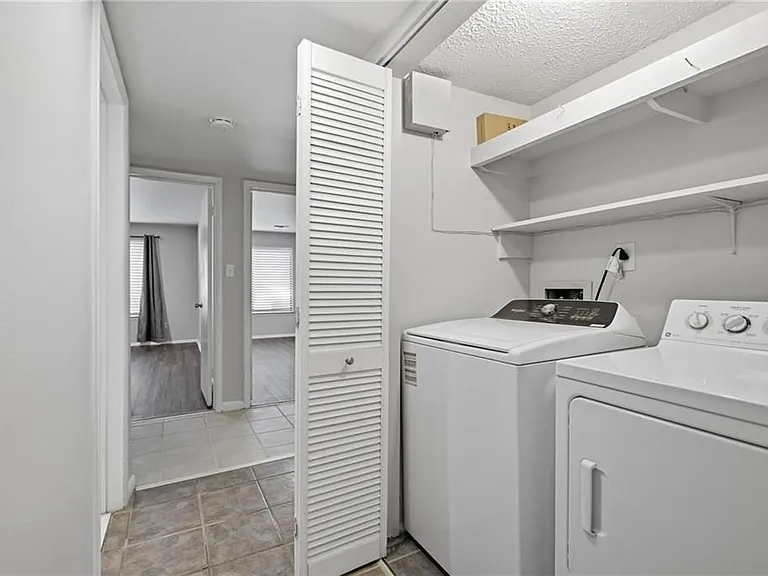 2183 Surrey Ct — Photo 18