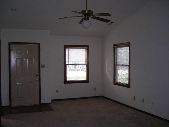 3rd image of 117 Peninsula Place Ln