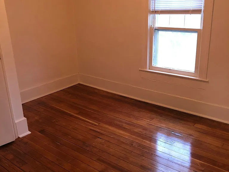103 E Mulberry St — Photo 2