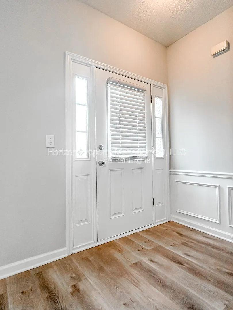 3 bed, 2.5 bath, 1409 sqft, $1,795 — Photo 2