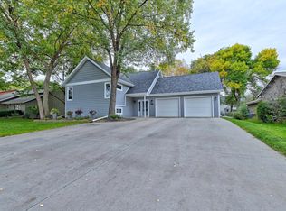 901 27th St, Spirit Lake, IA 51360