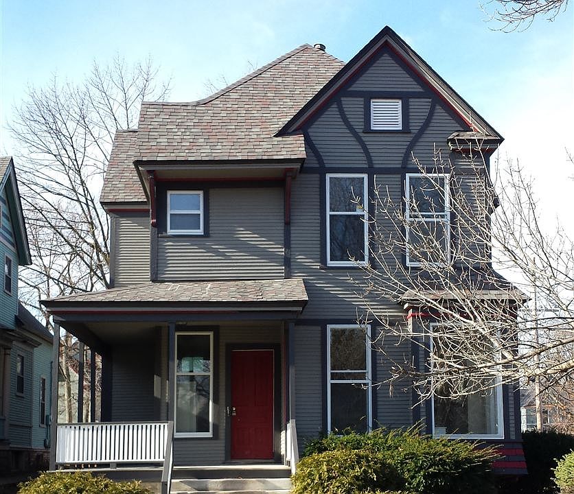 301 Henry Outside pic 1