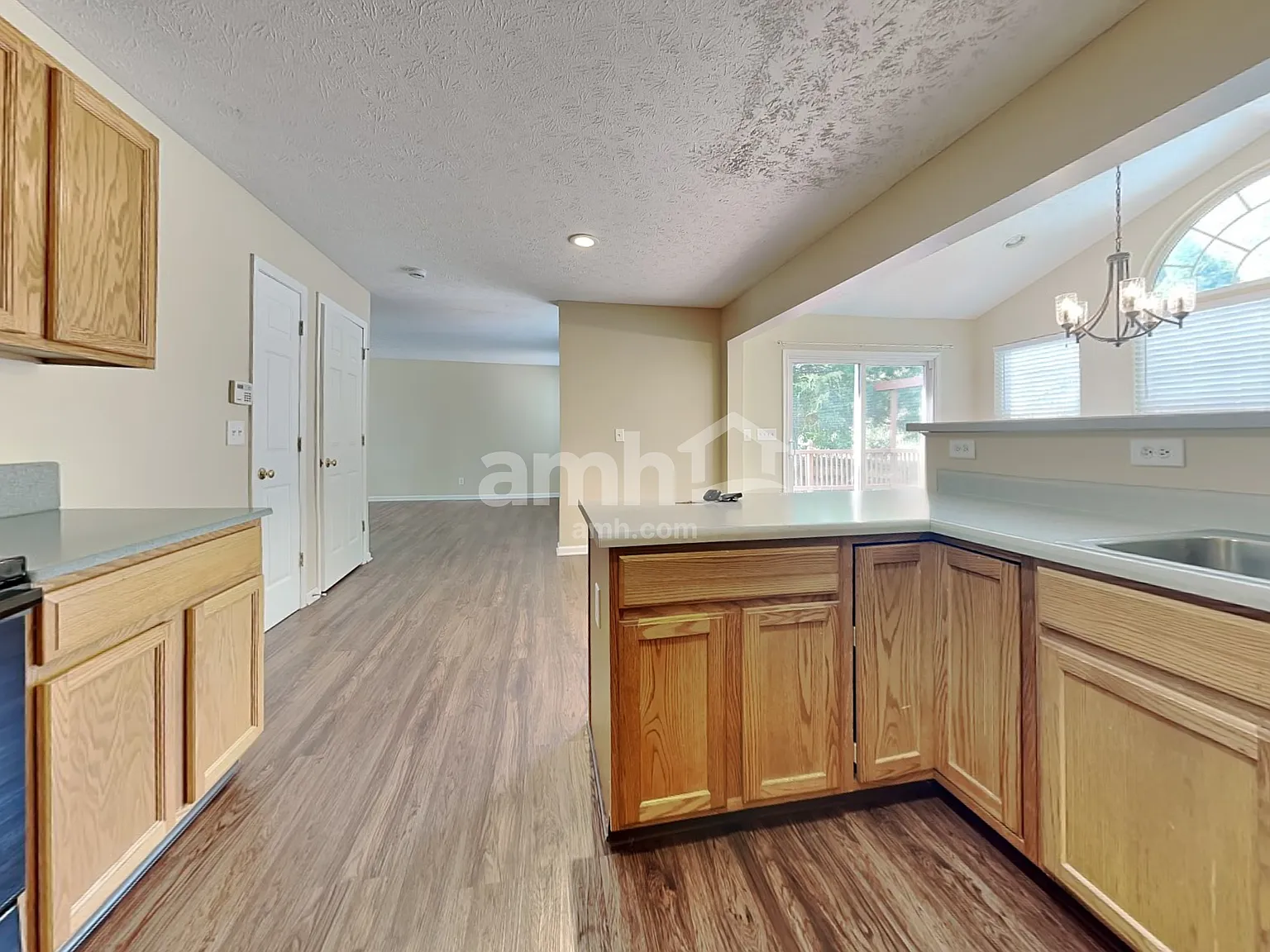 4 bed, 2.5 bath, 2022 sqft, $2,755 — Photo 3