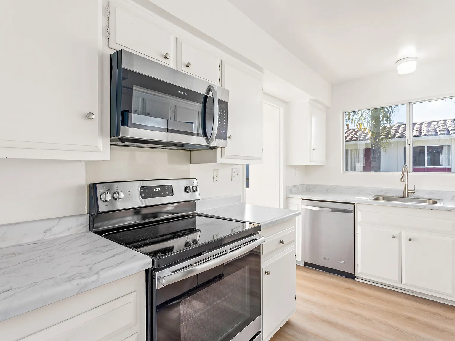 2 bed, 2.0 bath, 1078 sqft, $4,300 — Photo 3