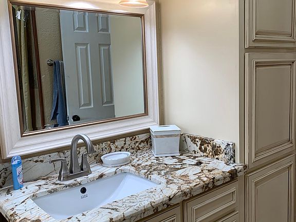 4th image of 469 Southern Oaks Dr