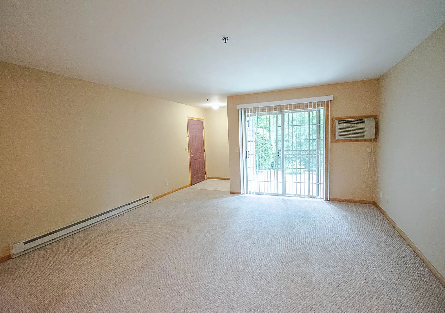 Beautiful 1 Bedroom in with Underground Heated Garage! — Photo 4
