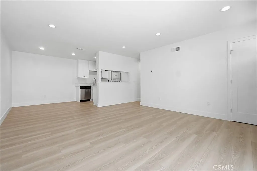 2 bed, 950 sqft, $3,000 — Photo 3