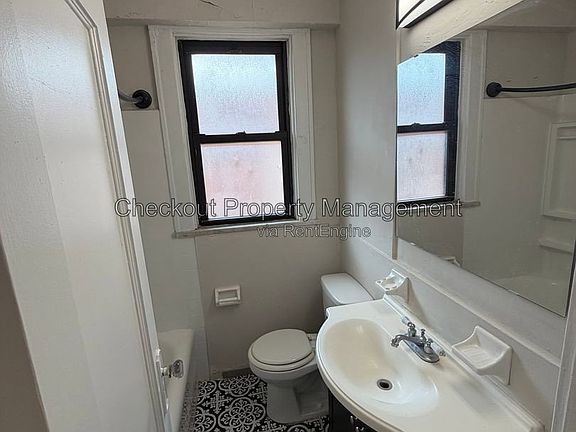 3rd image of 5616 Pershing Ave APT 52