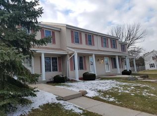 2000 Cliff Alex Ct S, Waukesha, WI 53189