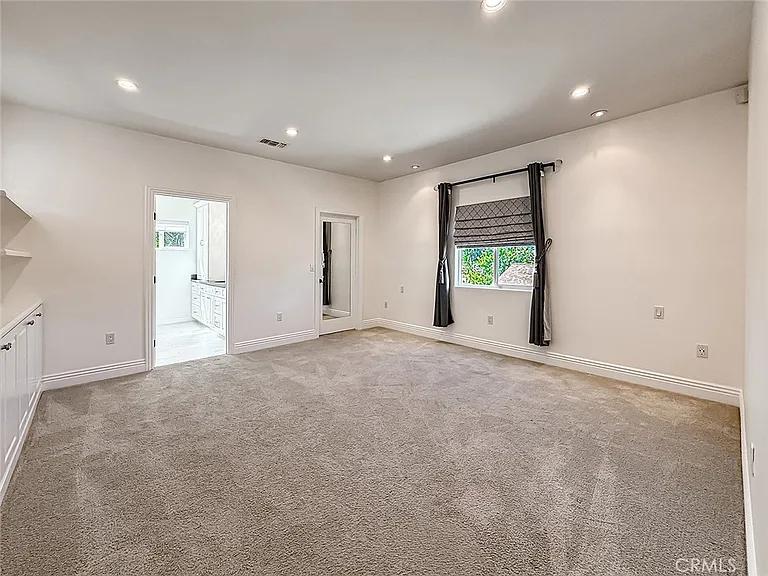 5960 Balcom Ave — Photo 43