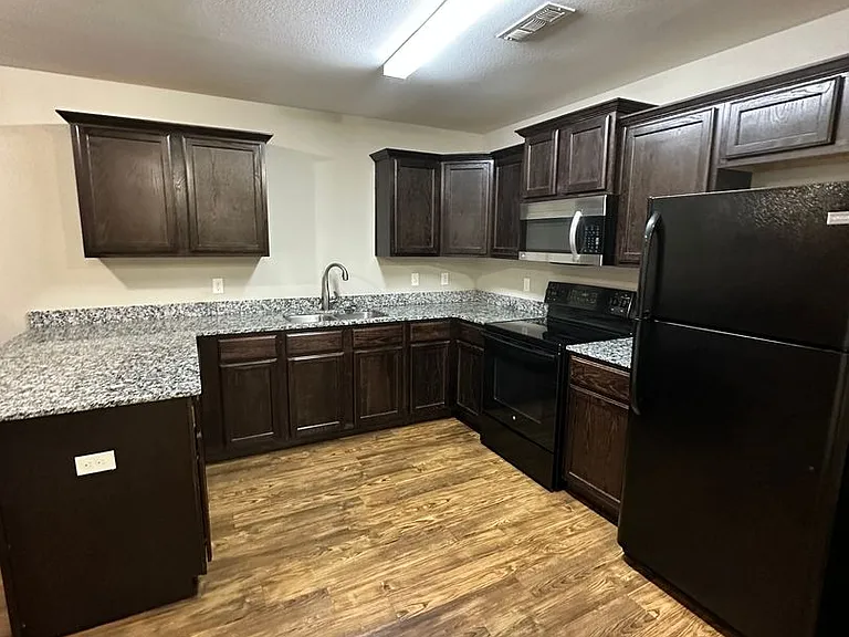 2900 SW Amberwood Ave #2 — Photo 3