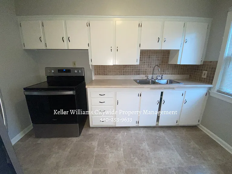 Second floor 2 bedroom 1 bath West Cleveland — Photo 15