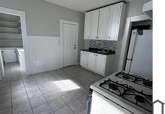 4 bed, $2,350 — Photo 2