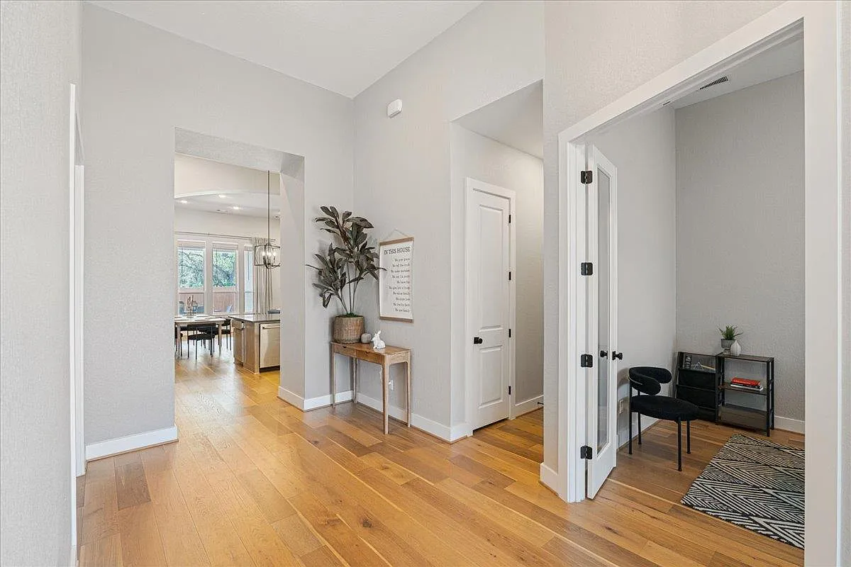 4 bed, 3.5 bath, 2845 sqft, $3,250 — Photo 4