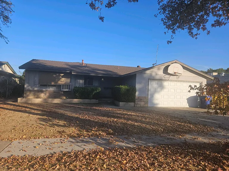 3414 N Ezie Ave — Photo 1