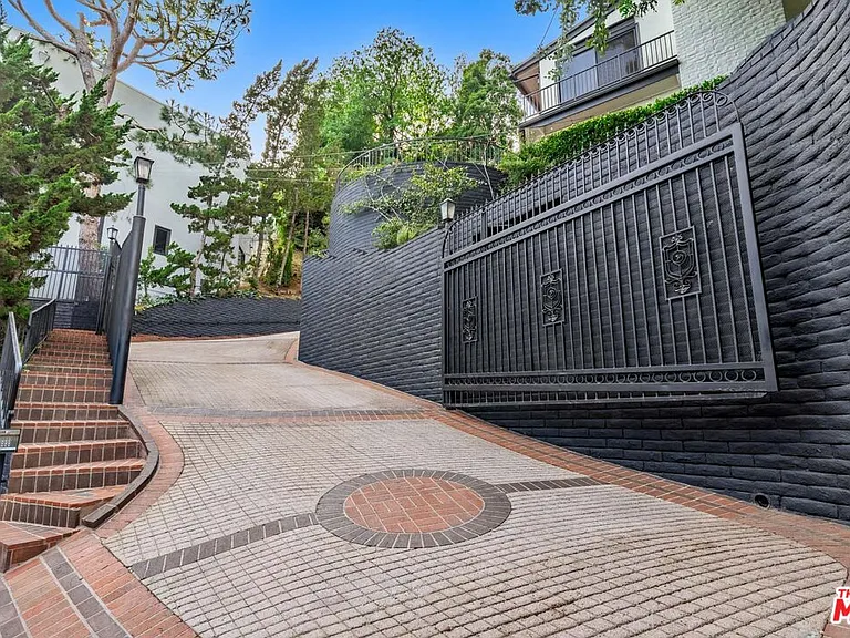 9305 Beverly Crest Dr — Photo 3